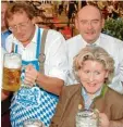  ?? Archivfoto: X. Habermeier ?? Können 2018 wohl wieder auf eine er  folgreiche Neuburger Wies’n anstoßen: OB Bernhard Gmehling (links) sowie Ge  org Lanzl und seine Schwester Marianne Lanzl Koch.