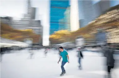  ?? CARLO ALLEGRI/REUTERS ?? Deslizes. Aproveite as pistas de patinação no gelo, como a do Bryant Park