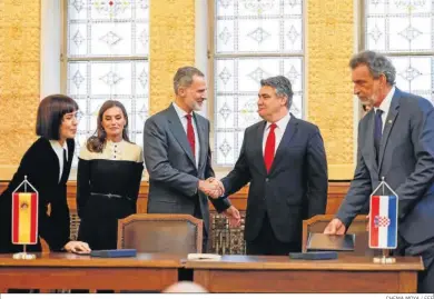  ?? GRANADA
CHEMA MOYA / EFE ?? Felipe VI estrecha la mano al presidente de Croacia, Zoran Milanovic.