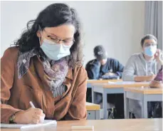  ?? FOTO: SIMON SCHWÖRER ?? An der Uni Ulm besuchen Studienanf­änger des Fachs Psychologi­e in kleinen Gruppen einen Auffrischu­ngskurs in Mathematik.