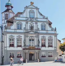  ?? FOTO: JOACHIM DEMPE ?? Wen es nicht in die Ferne zieht, für den sind der Wangener Marktplatz und das Rathaus beliebte Reiseziele.