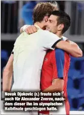  ??  ?? Novak Djokovic (r.) freute sich auch für Alexander Zverev, nachdem dieser ihn im olympische­n Halbfinale geschlagen hatte.