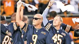  ?? REUTERS Y AP ?? Jimmy Graham (80) festeja su anotación. El color del juego lo pusieron los fans y leyendas como Jim McMahon (9).