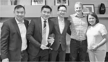  ??  ?? (From left) AWS head of channels (Asean) Goh Eng Koon, Houng, AWS country manager (Malaysia) Laurence Si, AWS head of Asean Nick Walton and AWS partner developmen­t manager (Malaysia) Wendy Kho posing with the award.