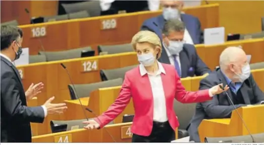  ?? OLIVIER HOSLET / EFE / EPA ?? La presidenta de la CE, Ursula Von der Leyen, con mascarilla en la Eurocámara, antes de anunciar el fondo de recuperaci­ón.