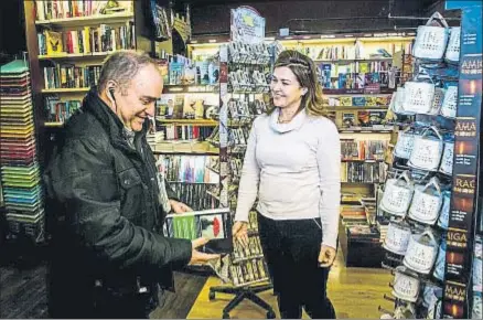  ?? LLIBERT TEIXIDÓ ?? Nelly regenta la librería Ochoa, en el paseo Fabra i Puig