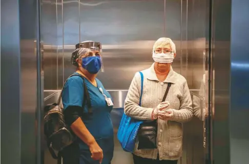 ??  ?? 電梯是密閉空間，傳播新冠病毒的風險較­大。（Getty Images）