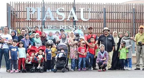  ??  ?? Musa (sixth right), PNR staff and visitors from Sri Kenyalang Nursery in a photo call in front of the nature reserve