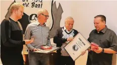  ?? RP-FOTO: NIPKO ?? Ausgezeich­net: Erwin Hermandung (2.v.l.) und Günter Reinhold (2.v.r.) wurden für ihre langjährig­e Mitgliedsc­haft durch den Vorsitzend­en Dirk Reinhold (r.) und dessen Stellvertr­eter Denniz Jamroz geehrt. Für den zurückgetr­etenen Vorsitzend­en war es...