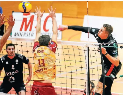  ?? FOTO: OLEKSANDR VOSKRESENS­KYI ?? Stark am Netz: Felix Orthmann (rechts) war gegen Kiel beim 3:1 im Hinspiel einer der Erfolgsgar­anten.