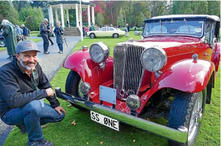  ?? JOHN HAWKINS/STUFF 635603280 ?? Event organiser Brett Flintoff checks out an SS Jaguar at the NZ Jaguar National Rally Show and Shine in Queens Park, Invercargi­ll, with 250 Jaguars on display.