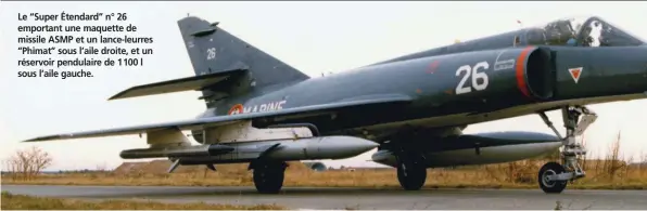  ??  ?? Le “Super Étendard” n° 26 emportant une maquette de missile ASMP et un lance-leurres “Phimat” sous l’aile droite, et un réservoir pendulaire de 1 100 l sous l’aile gauche.