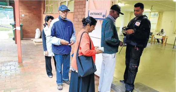  ?? Picture: THULI DLAMINI ?? ABOVE BOARD: Election official Lawrence Govender scans voter IDs at Woodhurst Secondary School