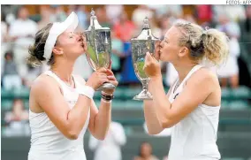  ??  ?? Barbora Krejcikova y Katerina Siniakova, felices con sus trofeos