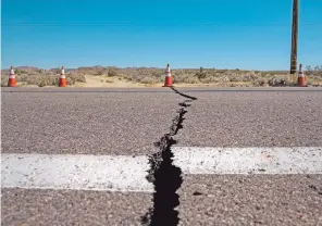  ??  ?? Terremoto. Grieta después de que un sismo magnitud 6.4 sacudió Ridgecrest al sur de California.