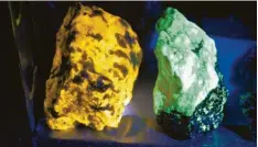  ??  ?? Fasziniere­ndes Farbenspie­l: Im Dunkeln mit UV-Licht bestrahlte Eklogit-Steine leuchten.