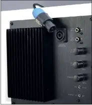  ??  ?? EIGENE WEGE: Stattliche Kühlrippen leiten die Verlustwär­me der Class-A/ B-Endstufe ab. Der Speakon-Stecker liegt mit einem Kabel für die Lautsprech­er-Ausgänge des Amps bei.