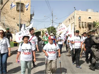  ?? (Tovah Lazaroff) ?? SUPPORTERS OF Peace Now march in Hebron on Friday.