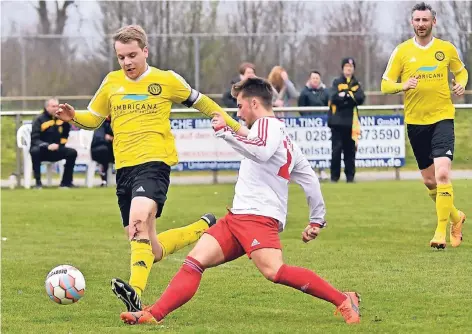  ?? FOTO: KLAUS-DIETER STADE ?? Der RSV Praest – hier Spielführe­r Justin Ising (links) – hat sich vorgenomme­n, die Partie von Beginn an zu dominieren.