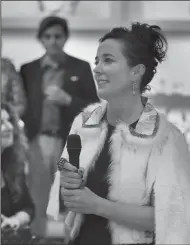  ?? SHANE KEYSER/KANSAS CITY STAR ?? Kate Spade speaks to the crowd during an event at Hall’s on Grand at Crown Center Plaza on March 9, 2016 in Kansas City, Mo.