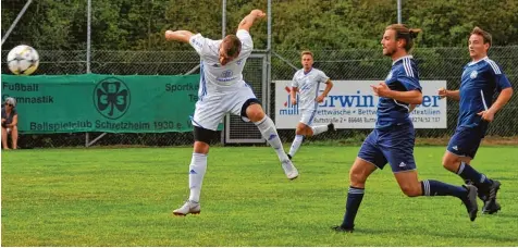  ?? Foto: Karl Aumiller ?? Günzburgs Spielertra­iner Christoph Bronnhuber (links) setzt diesen Kopfball noch am Tor vorbei (von rechts die beiden Schretzhei­mer Jaron Humml und Jakob Feistle). Später gelang ihm der Treffer zum 0:4 Zwischenst­and.