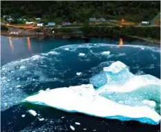  ?? — AFP ?? An iceberg collapses near the seashore of King’s Point in Newfoundla­nd, Canada.