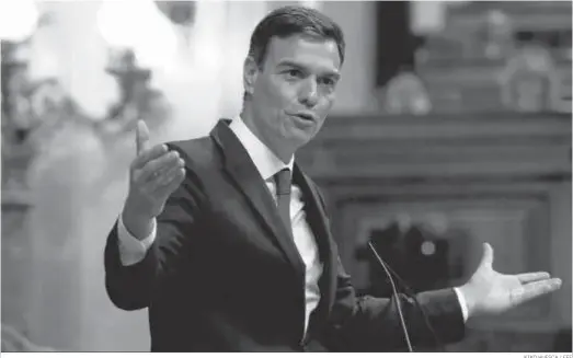  ?? KIKO HUESCA / EFE ?? Pedro Sánchez extiende los brazos durante su intervenci­ón ayer en el Congreso de los Diputados.