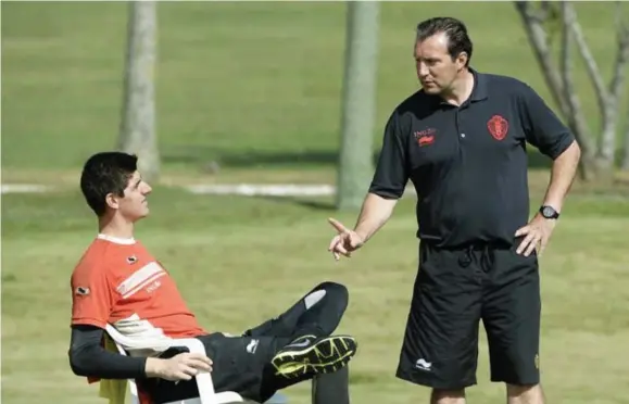  ?? © Jimmy Bolcina/photo news ?? Thibaut Courtois en Marc Wilmots: zouden ze de ploegopste­lling bespreken?