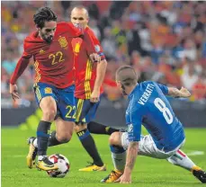  ?? FOTO: AFP ?? Isco (li.) drehte gegen die Italiener um Marco Verratti groß auf.