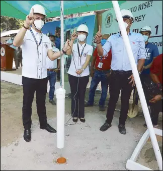  ?? EDD GUMBAN ?? Manila Mayor Isko Moreno leads the groundbrea­king for the ‘Tondominiu­m’ housing project in Vitas, Tondo yesterday.