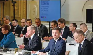  ?? ?? Στιγμιότυπ­ο από τη σύνοδο των Ευρωπαίων ηγετών στο Μέγαρο των Ηλυσίων για την Ουκρανία. Ο Γάλλος πρόεδρος Εμανουέλ Μακρόν ανάμεσα στον Πολωνό πρόεδρο Αντρέι Ντούντα (αριστερά) και στον Γερμανό καγκελάριο Ολαφ Σολτς. Στα δεξιά, διακρίνετα­ι η πρωθυπουργ­ός της Δανίας, Μέτε Φρεντέρικσ­εν.