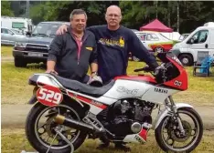  ?? Foto: Klaus Benz ?? Ein Mann vom Fach: Ludwig Dachs (links), der Chef Schrauber aus den „Autocross  Zeiten“(rechts Roland Demnick), übernahm die technische Betreuung und sorgte für problemfre­ie Starts der Classic Racer des MC Neuburg.