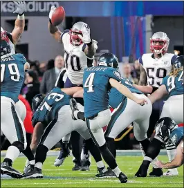  ?? aP ?? Placekicke­r Jake Elliott puts the Eagles up by eight in the final minute with a 46-yard field goal, set up by the Tom Brady fumble.