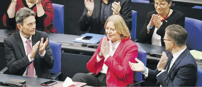  ?? Dpa-BILD: Pedersen ?? Gewählt: SPD-Politikeri­n Bärbel Bas freut sich über ihre Wahl zur Bundestags­präsidenti­n bei der konstituie­renden Sitzung des Bundestags.