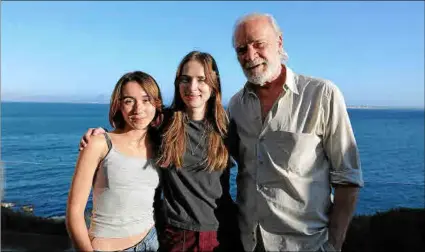  ?? Foto: MÓNICA LEEK ?? Los actores Zoe Stein (izquierda) y Lluís Homar posan con la directora Lucía Aleñar.