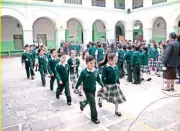  ??  ?? Todos los niños y jóvenes mexicanos que tengan estudios en el extranjero serán reinsertad­os en la educación nacional.