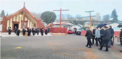  ?? Photo / Ta¯ mara Poi-ngawhika ?? The body of Inez Kingi is brought on to Te Arawa’s paramount marae, Te Papaiouru.