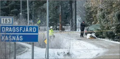  ?? FOTO: LEHTIKUVA/RONI LEHTI ?? TRAGISK OLYCKA. Polisen spärrade av vägen vid olycksplat­sen på Dragsfjärd­svägen.