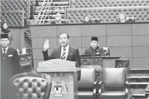  ?? — Gambar UKAS ?? IKRAR: Pele mengangkat sumpah sebagai Senator Dewan Negara di hadapan Yang Dipertua Dewan Negara Datuk Mutang Tagal di Parlimen semalam.