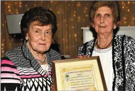  ??  ?? Jennifer Hewson from the Drogheda Hospice Homecare presenting Carmel Freeman with her award .