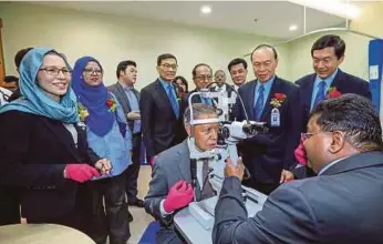  ?? PIC BY ASYRAF HAMZAH ?? Internatio­nalTrade and Industry Minister Datuk Seri Mustapa Mohamed touring the facility after launching Top Glove Global Doctors in Setia Alam yesterday. With him is Top Glove executive chairman Tan Sri Dr Lim Wee Chai (second from right).