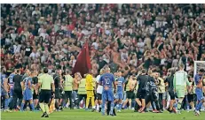  ?? FOTO: DPA ?? Fans strömen in Nizza auf das Spielfeld. Im Vordergrun­d „Hauptfigur“Dimitri Payet von Olympique Marseille.