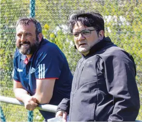  ?? Foto: Otmar Selder ?? Abteilungs­leiter Marcus Mendel (links) und der neue Trainer Ali Dabestani sind mit dem TSV Friedberg wei ter in der Kreisklass­e Aichach vertreten.