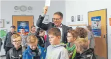  ??  ?? Markus Eisele, Rektor des Gymnasiums, bei der Gruppenein­teilung.