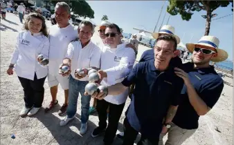  ?? (Photo archives C. D.) ?? Pour les  ans de Jacques Maximin (au centre), ses anciens élèves avaient relancé La Pétanque des toqués à la Pinède-Gould. Ils ont décidé de la pérenniser.