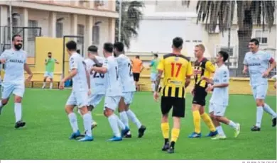  ?? EL PUEBLO DE CEUTA ?? Los jugadores del Ceuta celebran el segundo de los tantos del cuadro caballa.