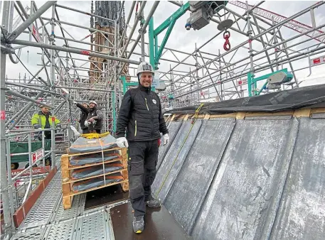  ?? | PHOTO : OUEST-FRANCE ?? Les couvreurs ont débuté la pose de tables en plomb, sur le choeur de la cathédrale de Notre-Dame.