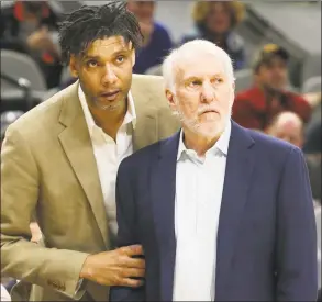  ?? Kin Man Hui / San Antonio Express-News ?? Spurs assistant Tim Ducan and Head coach Gregg Popovich, right, talk on the sidelines during a game against the Mavericks on March 10.