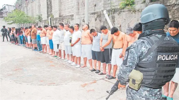  ??  ?? Presentaci­ón. Los 35 arrestados en el Plan Lago fueron presentado­s ayer en la delegación de Soyapango de la PNC. Pronto pasarán a un proceso judicial.