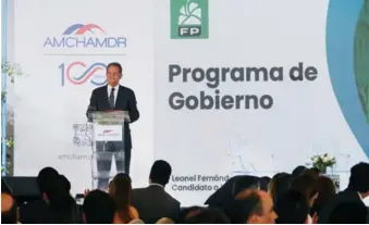  ?? FUENTE EXTERNA ?? Leonel Fernández se dirige al público en el almuerzo de la Cámara Americana de Comercio.